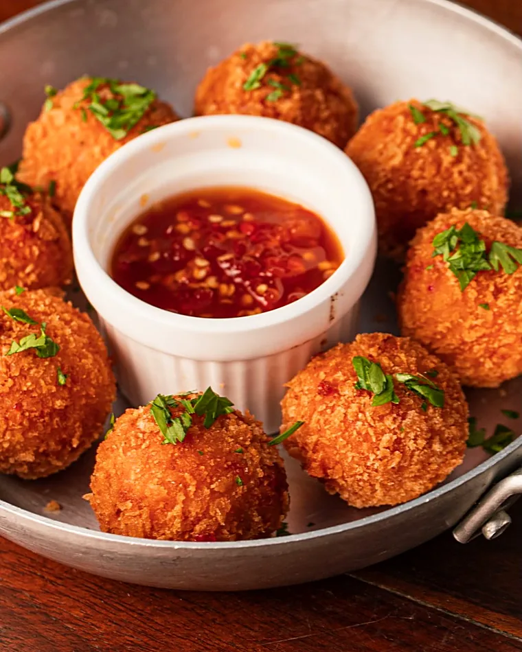 Croquetas de cupim douradas com molho de pimenta da casa