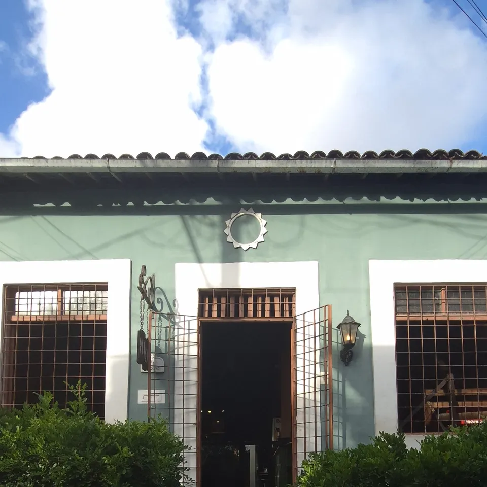 Casarão do Pitaco visto da rua à luz do dia, no Poço da Panela