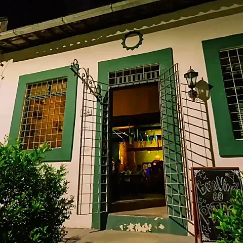 Fachada do Pitaco iluminada à noite