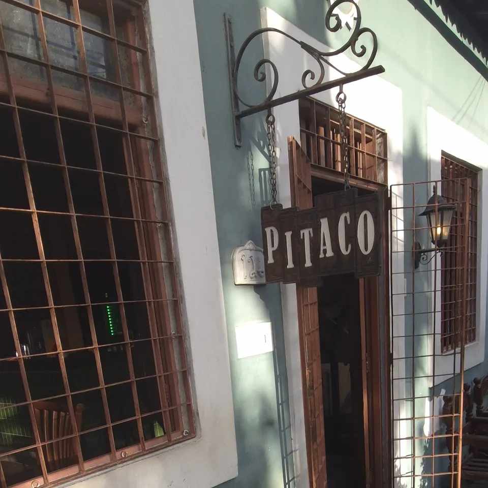 Placa do Pitaco na rua de pedra do Poço da Panela, a chegada ao quintal